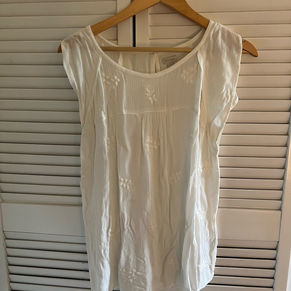 🪷Hinge Ivory Embroidered Top🪷